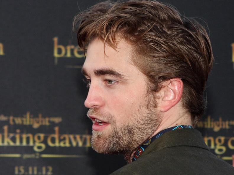 Звезда «Сумерек» Роберт Паттисон впервые вышел на прогулку с новорождённым Звезда «Сумерек» Роберт Паттисон впервые вышел на прогулку с новорождённым