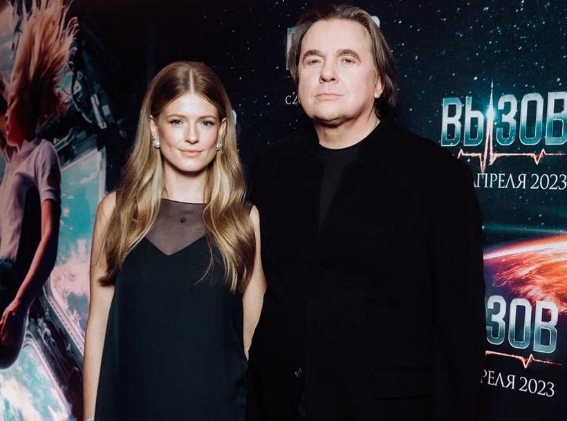 Жена Эрнста вернулась в Москву и возложила цветы к мемориалу у Crocus City Hall Жена Эрнста вернулась в Москву и возложила цветы к мемориалу у Crocus City Hall