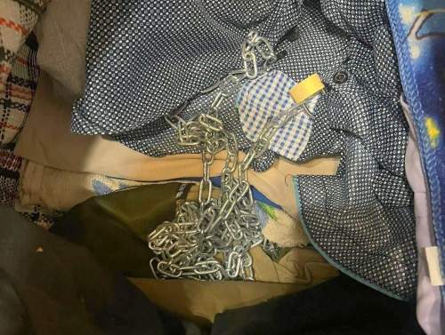 В Петербурге отец-садист приковывал 12-летнюю дочь к батарее (ФОТО) В Петербурге отец-садист приковывал 12-летнюю дочь к батарее (ФОТО)