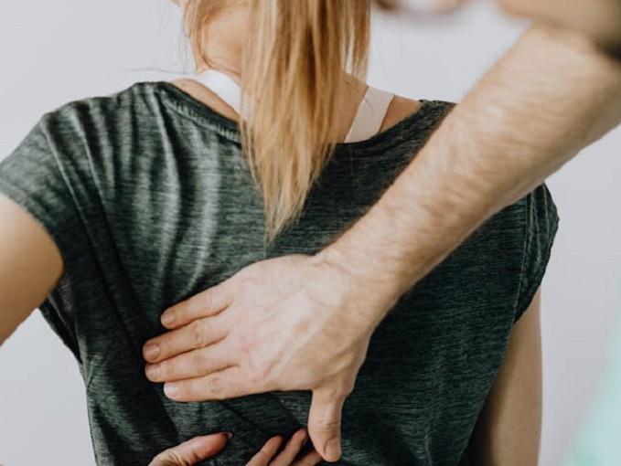 Хирург Наумов рекомендовал ЛФК на начальных стадиях искривления позвоночника