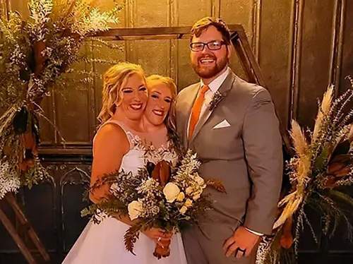В США одна из сиамских близнецов Хенсел вышла замуж (ВИДЕО) В США одна из сиамских близнецов Хенсел вышла замуж (ВИДЕО)