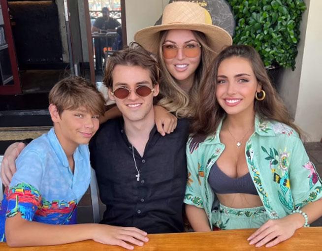 Ирина Дубова отправилась в Дубай вместе с сыном и его девушкой Тоней Худяковой Ирина Дубова отправилась в Дубай вместе с сыном и его девушкой Тоней Худяковой