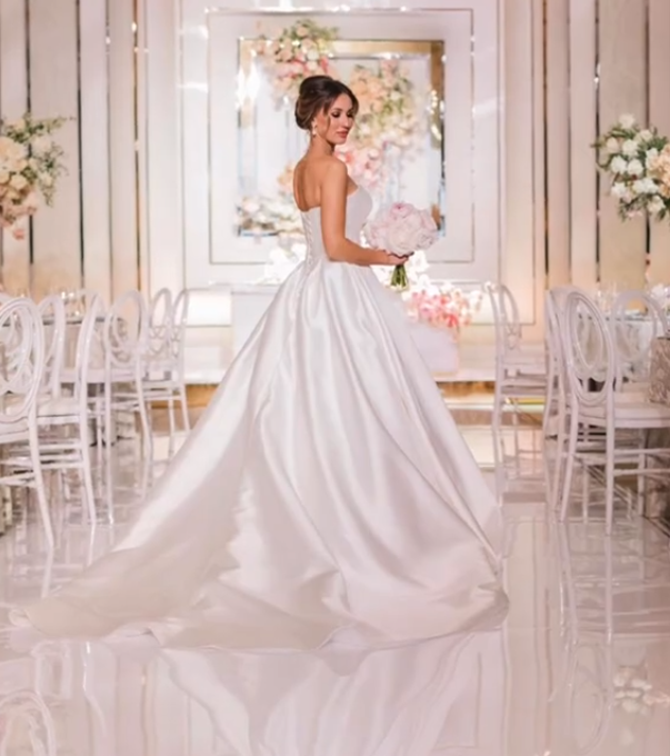 Дочь Серова похвасталась свадебным платьем, купленным за несколько часов до росписи