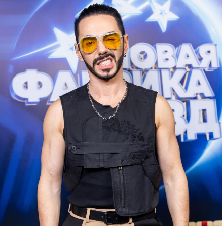 Тимур Родригез падение со сцены на «Новой Фабрике звезд» обратил в шутку Тимур Родригез падение со сцены на «Новой Фабрике звезд» обратил в шутку