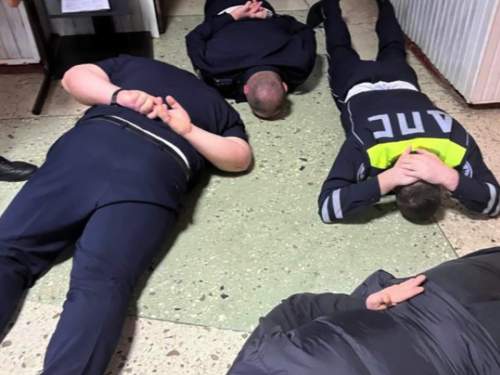 В Ростовской области спецназ накрыл пункт сдачи экзамена ГИБДД (ФОТО) В Ростовской области спецназ накрыл пункт сдачи экзамена ГИБДД (ФОТО)