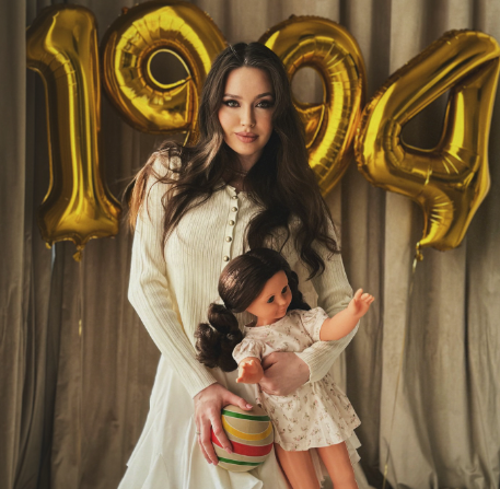 Костенко появилась на вечеринке по случаю 30-летия в платье с глубоким декольте