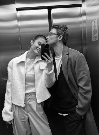 Жена Александра Петрова показала редкое фото с мужем