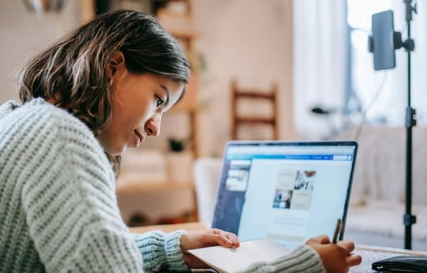 В журнале JAHA объяснили, почему работать за компьютером стоя полезнее, чем сидя