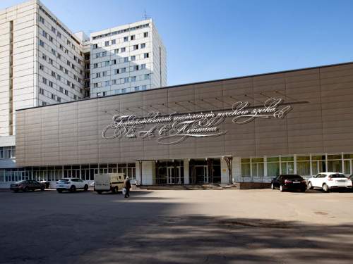 В Институте русского языка задержаны сотрудники за продажу сертификатов мигрантам