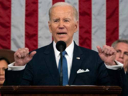 Байден хамски осадил перебивавшего его критика