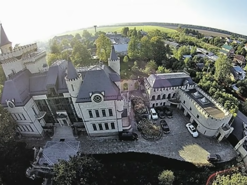 Стало известно, кто поселился в замке Галкина* и Пугачевой в Подмосковье