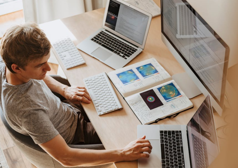 Физиотерапевт Бондаренко посоветовал людям на удаленной работе больше гулять