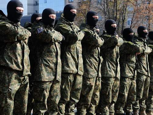 Боевики &laquo;Азова&raquo;* вступили в конфликт с Сырским