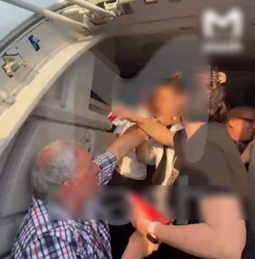 Экипаж «Уральских авиалиний» обвинили в драке с пассажирами на борту самолета: СМИ выяснили подробности (ФОТО)