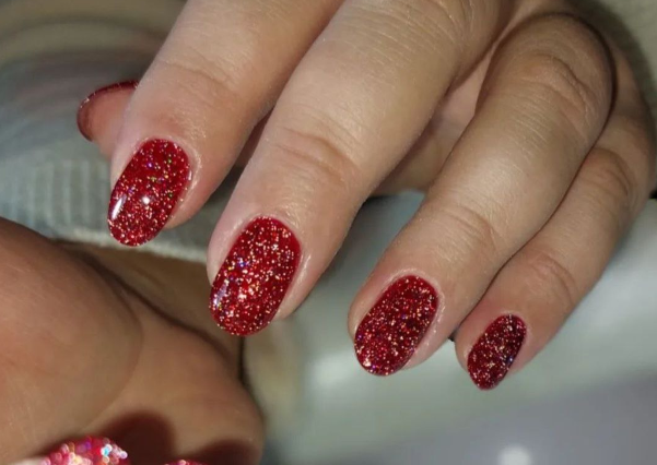 Врач Чащина рекомендует не носить гель-лак постоянно