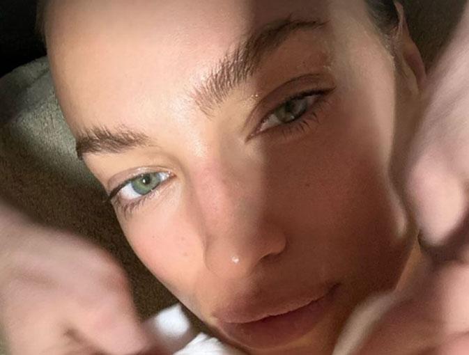 Ирина Шейк показала, как выглядит без макияжа и укладки