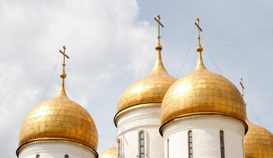 Священник объяснил, что и как следует говорить на входе и выходе из церкви Священник объяснил, что и как следует говорить на входе и выходе из церкви