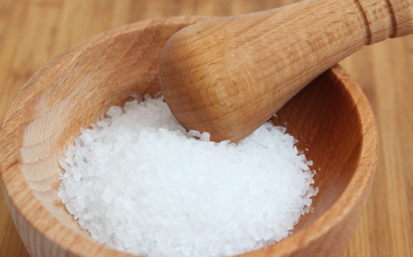 Врач Лебедева назвала добавку в соли, которая в горячем блюде превращается в яд