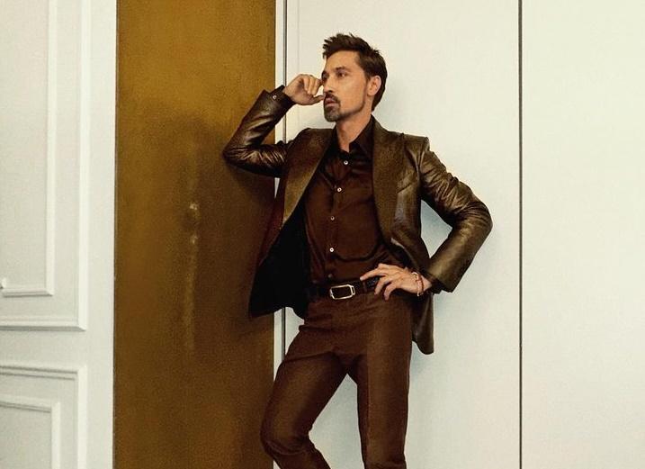 Дима Билан признался, что смотрит с донецким котом Шахтёром видео на смартфоне