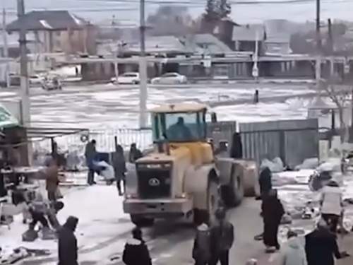 В Новосибирске тракторист снес нелегальный рынок мигрантов (ВИДЕО) В Новосибирске тракторист снес нелегальный рынок мигрантов (ВИДЕО)