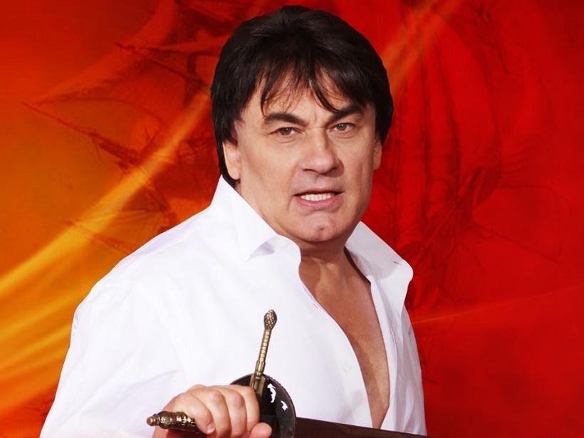 В Угличе зрители начали расходиться по домам до окончания концерта Серова