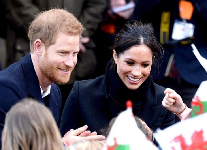 Меган Маркл оттеснила темнокожую женщину, которая пыталась встать около её мужа Меган Маркл оттеснила темнокожую женщину, которая пыталась встать около её мужа