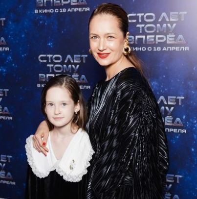 Виктория Исакова впервые появилась на публике с дочерью от Юрия Мороза Виктория Исакова впервые появилась на публике с дочерью от Юрия Мороза