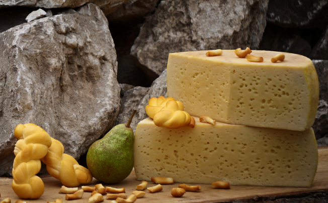 Назван самый опасный сыр в мире Назван самый опасный сыр в мире