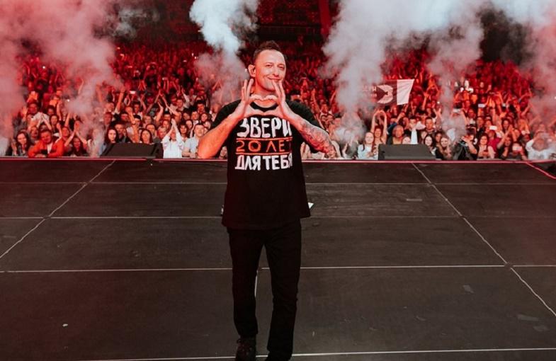 Певец Роман Билык помог пенсионерке убрать мусор и подарил ей билет на концерт