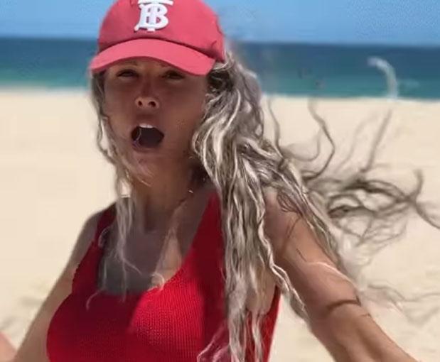 Мария Горбань устроила жаркие танцы в откровенном купальнике на пляже Мария Горбань устроила жаркие танцы в откровенном купальнике на пляже