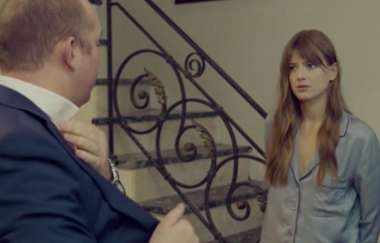 Жена Эрнста призналась, что ей помогало во время постельных сцен с Буруновым Жена Эрнста призналась, что ей помогало во время постельных сцен с Буруновым