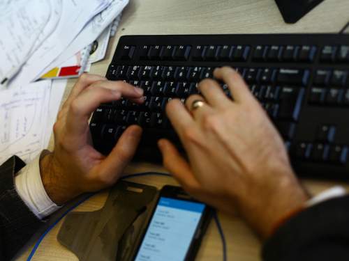 Российские сервисы начали предупреждать о запрете на авторизацию через Google и Apple