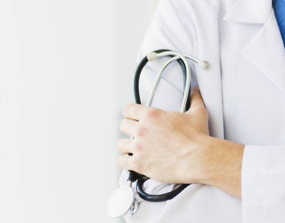 Врач Степаненко посоветовала исключить из рациона хурму и бананы при похудении