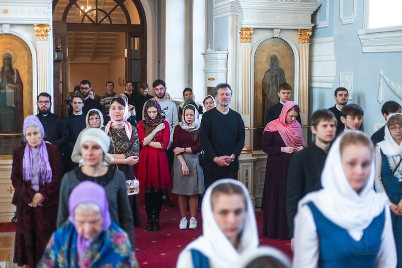 Священник Алексей рассказал, почему женщинам нужно покрывать голову в храме