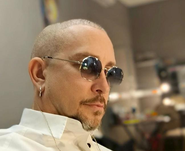 Певец Данко предложил выдать российский паспорт украинской коллеге Ани Лорак