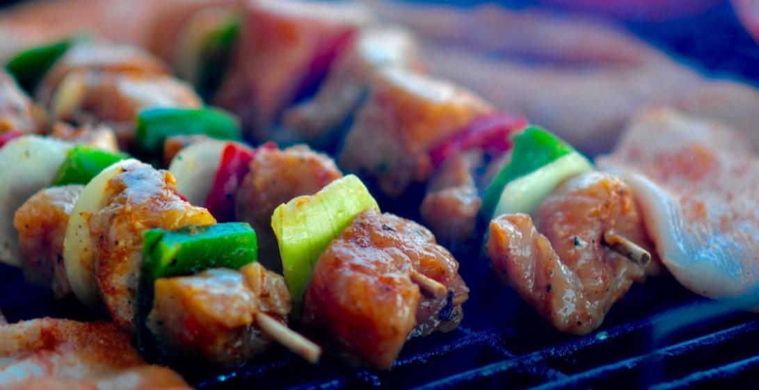 Диетолог Соломатина рассказала, что мариновать мясо лучше в ягодах и фруктах