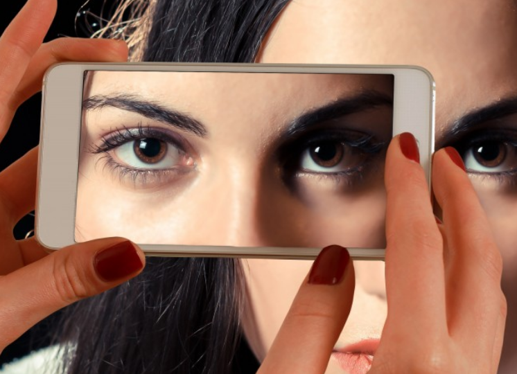 Офтальмолог Уткина развеяла мифы о вреде гаджетов здоровью глаз