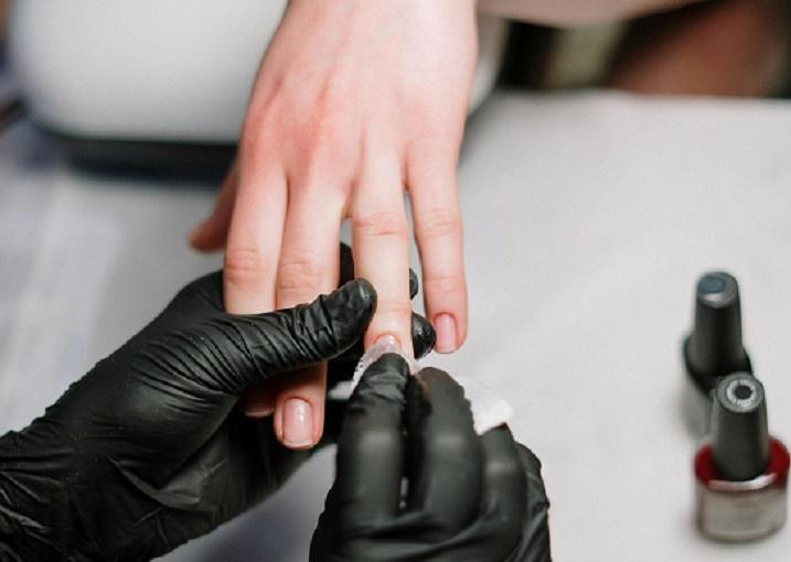 Врач Доронин рекомендовал женщинам посещать маникюрный салон для снятия стресса