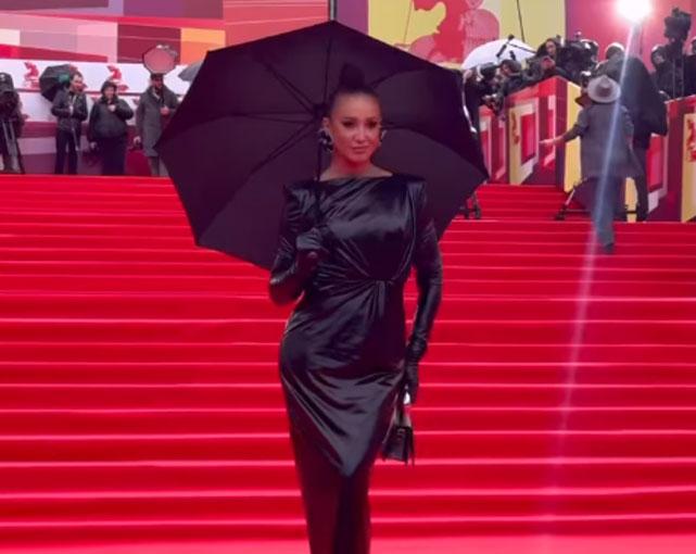 Бузова не испугалась шторма на открытии ММКФ из-за умения «включать мозг»