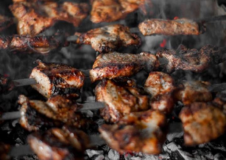 Химик Юрова рекомендовала не есть блюда с подгоревшей корочкой