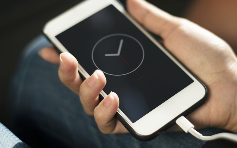 Названы последствия оставления зарядки в розетке без телефона