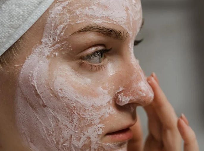 Специалисты назвали 3 утренние привычки, избавляющие кожу от дряблости