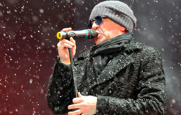 Григорий Лепс заявил, что дважды просил зрительницу убрать выбитый им телефон