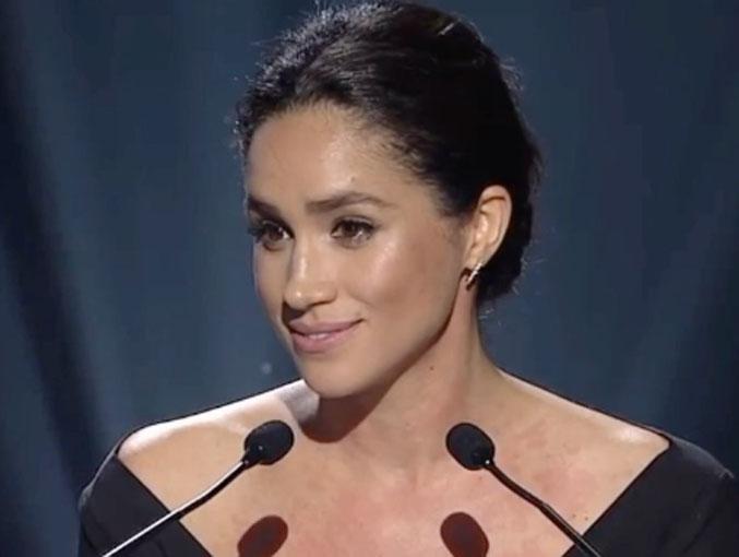 В Сеть попало первое селфи Меган Маркл после новости о раке у Кейт Миддлтон В Сеть попало первое селфи Меган Маркл после новости о раке у Кейт Миддлтон