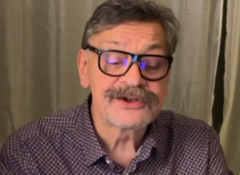 Уехавший из России Дмитрий Назаров переоделся в женщину и назвал себя рептилией