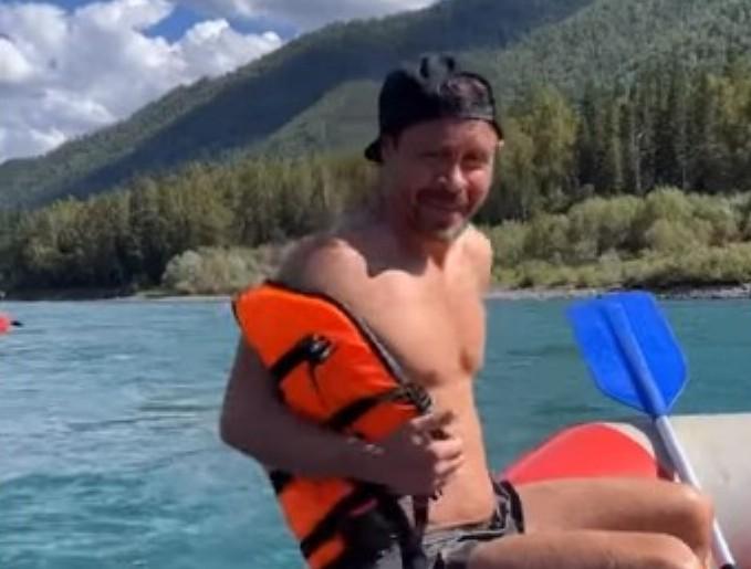 Пресс Павла Деревянко вызвал восторг у поклонников актёра