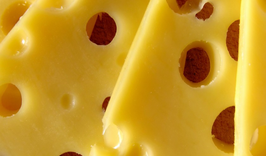 Врач Мосли: Сыр стимулирует выработку слюны, защищающей зубы от кариеса