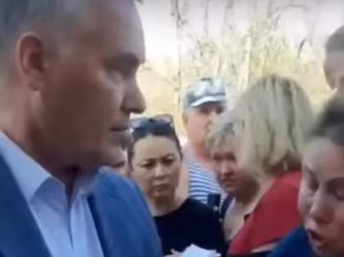 &laquo;Ты сидишь в белой рубашке, а твой сын в Дубае&raquo;: вдова участника СВО публично отчитала главу Орска (ВИДЕО)