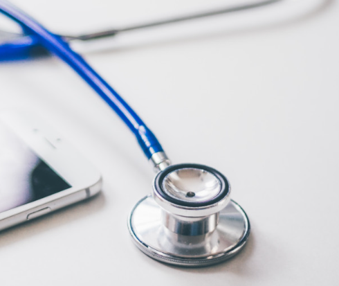 Врач Елисеев рассказал, как предотвратить изменение голоса в старости