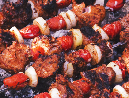 Диетолог Соломатина посоветовала для снижения вреда шашлыка есть его с овощами